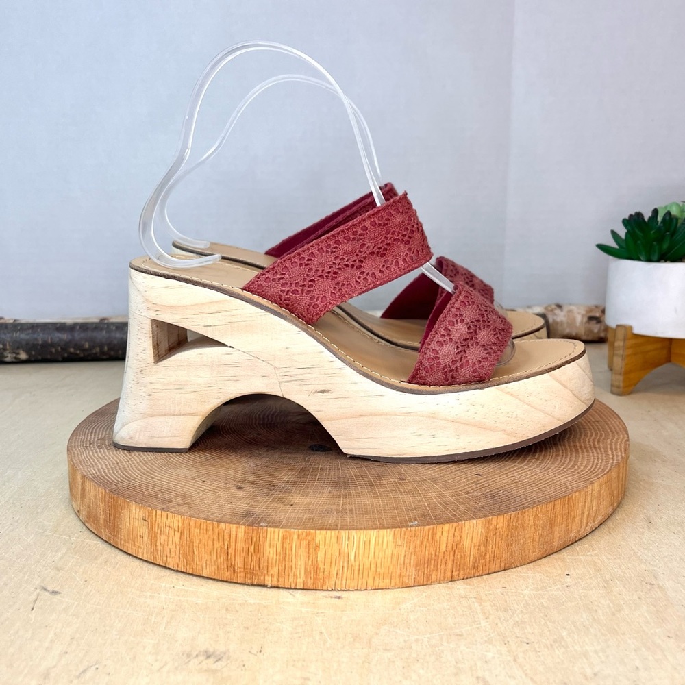 🎉HP🎉 Urban Outfitters Wooden Platform Clog Sandals Red Textile Heels | Size 7